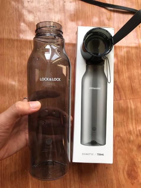 - Ưu điểm:
+ Chất lượng dày, không có mùi nhựa kinh như loại rẻ tiền
+ Làm rơi mà không bị xước
+ Bề ngoài nhìn màu rất sang
+ Đựng được nhiều nước
+ Dung tính lớn nhưng thiết kế thon gọn, nên có thể đựng vừa trong balo mang đi học, balo nhỏ đi chơi hay túi tote, túi xách lớn.
+ Nắp chặt, không bị trào nước ra ngoài.
+ Nhẹ
+ Giao hàng nhanh ( đặt từ tối, sáng hôm sau giao)
- Nhược điểm:
+ Giá hơn cao so với mặt bằng bình nhựa nói chung
+ Không có loại này 500ml :(((
+ Phần dây cầm cao su hơi nhỏ

--> Đáng mua, mùa hè rồi, dùng loại này tiện lắm nha,