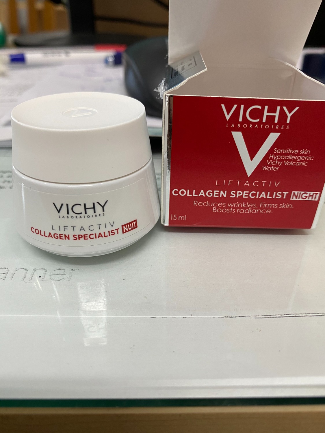 Trên vỏ hũ kem ko có ghi chữ NUIT nào nên mình tưởng là loại ban ngày, tới khi khui hàng ra lại có chữ NUIT là loại ban đêm, thế này là thế nào ấy nhỉ shop?