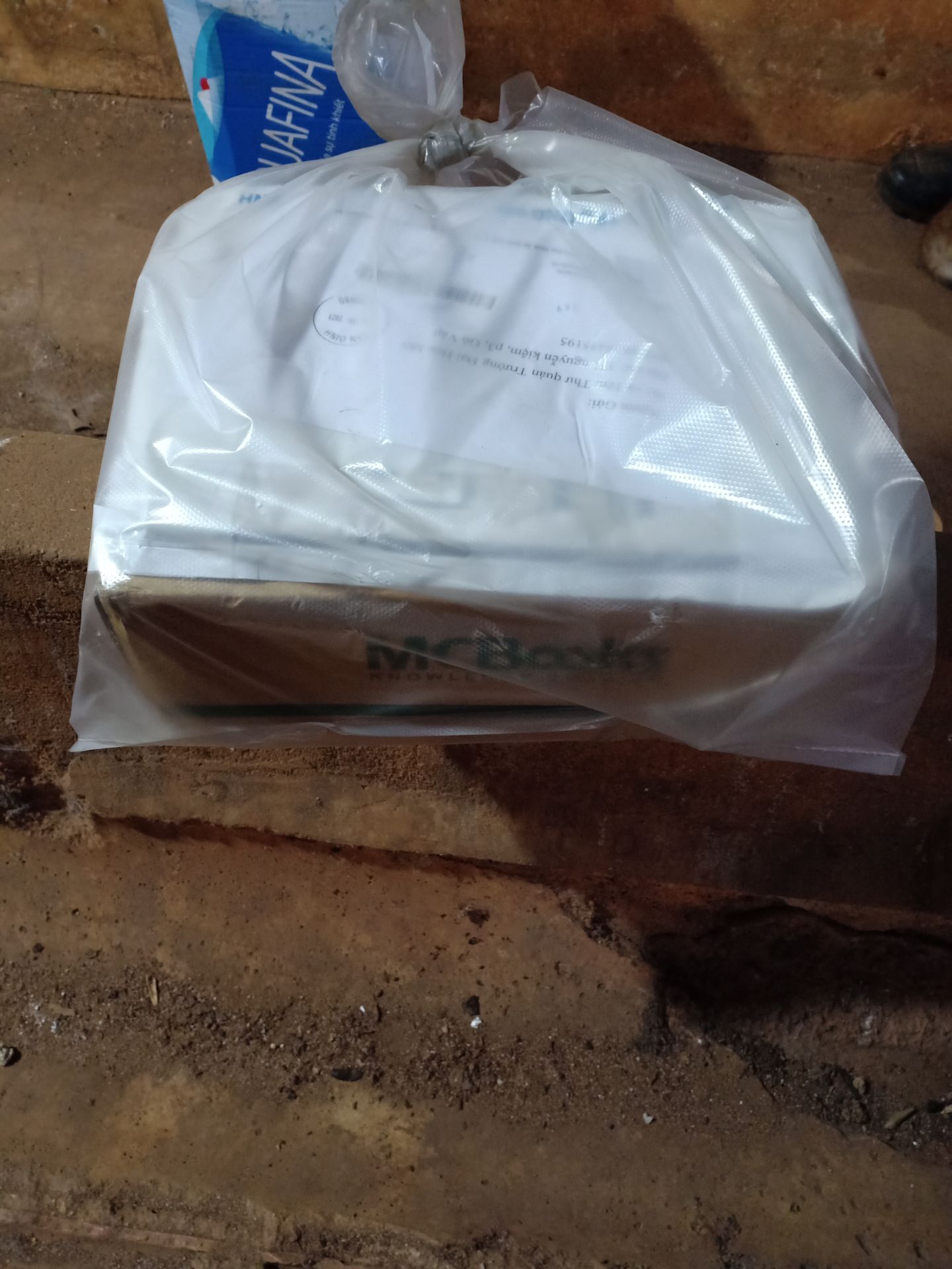 Sách thì đẹp, đóng gói kỹ nhưng Tiki hủy đơn của mình tới 2 lần, còn giao hạn trễ hơn dự kiến. Trên sản phẩm để là tặng kèm Cuốn sổ từ vựng tiếng Trung cấp độ C, nhưng cái mình nhận được lại là Cuốn sổ từ vựng tiếng Hàn cấp độ A. Tuy nhiên, cái mình cần là giáo trình chính nên trừ 1 sao. Cảm ơn ạ.