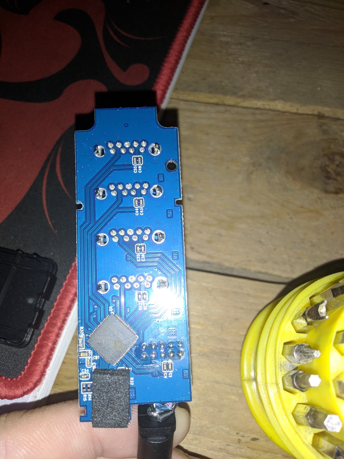 hub dùng rất tốt, đầu usb male có thêm 5 điểm tiếp xúc đúng chuẩn usb 3.0, dây cáp rất chắc chắn và dầy vì chuẩn usb 3.0 có thêm 4 dây nữa. Mình đã *** thử sản phẩm rồi, chạy tốt.
Sau khi *** xong mình cũng không ngại mổ bụng em nó (mình chấp nhận việc mất bảo hành vì giá em nó cũng không bao nhiêu =))) Bên trong là bản mạch PCB chất liệu tốt, gia công tốt, linh kiện dán nhìn khá xịn xò (không như những hub rẻ tiền sẽ chỉ có ít linh kiện). Bên trong dây cáp đều có bọc mass chống nhiễu khá tốt.
Điểm trừ duy nhất có lẽ là ở cái vỏ nhựa, mình tháo ra khá nhẹ tay nhưng vẫn bị gãy chốt (cảnh báo cho mấy bác có tính táy máy không làm theo nha hehe), nhưng không sao, đã mổ bụng thì phải chấp nhận thôi.
Tóm lại sản phẩm về mặt kĩ thuật dùng RẤT TỐT mà giá thì mình thấy RẤT MỀM.