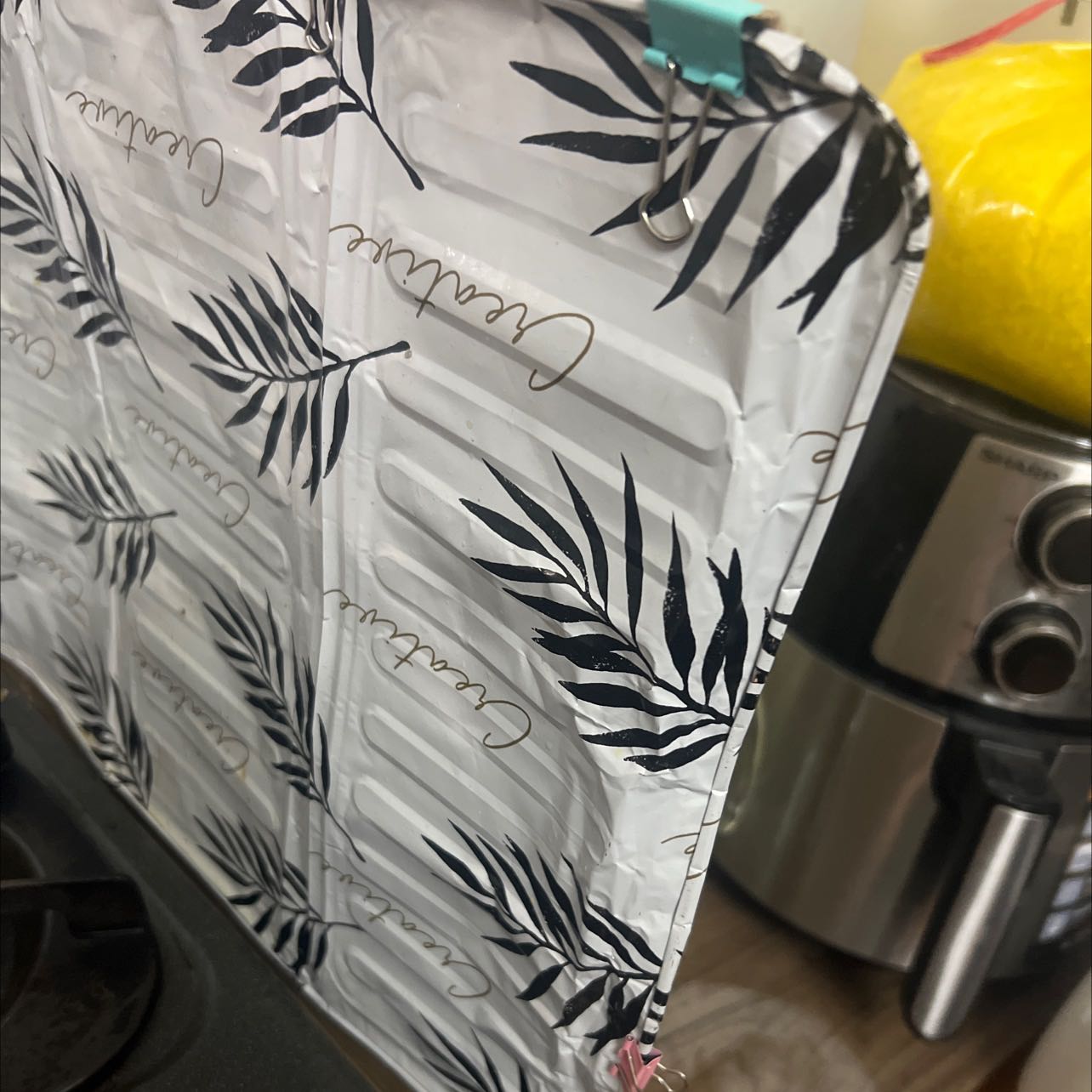 Miếng dán mỏng, yếu ớt, chất lượng kém