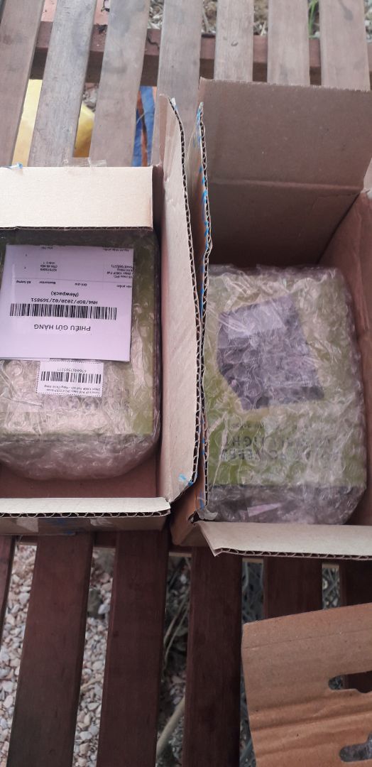 mua 3 con cam mà gửi 3 cái đèn gì ko rõ. cứ tưởng nhầm 1 con ai ngờ cả 3 hộp đều như thế. đề nghị ti ki xem xét rõ việc này. rất may là tôi có quay lại video mở hộp. đây là *** người mua trắng trợn