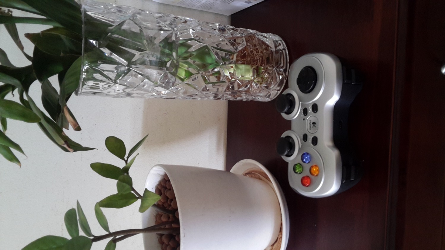 Mình mua tay cầm này để cả nhà chơi các game trong Google Games trên tivi Sony. Các việc điều khiển đều tốt, nhanh, có thể dùng để điều khiển luôn tivi. Lưu ý là nên để đầu USB  kết nối với tivi để nhận tín hiệu ở nơi thoáng, không bị che chắn để việc kết nối tín hiệu tốt hơn.