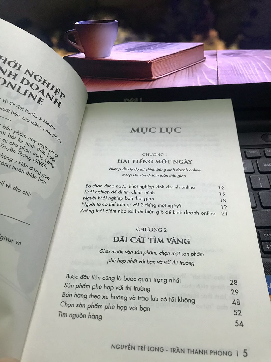 Một cuốn sách hữu ích về kinh doanh online cho người mới bắt đầu.

Nếu bạn đang muốn tìm kiếm những kiến thức cao siêu như là chạy quảng cáo *** như thế nào cho ra nghìn đơn 1 ngày hay cách kinh doanh ăn chắc 100% thì  cuốn sách này KHÔNG phải là lựa chọn phù hợp với bạn.

Mình đã đọc được khá nhiều cuốn sách về kinh doanh, lúc đọc thì cảm thấy rất tâm đắc nhưng lại không áp dụng được nhiều vào công việc hiện tại. Rồi mình cảm thấy những nội dung ấy khá xa vời thực tế (đối với suy nghĩ riêng của mình). Cho đến thời gian gần đây, mình tìm đọc được các cuốn sách của tác giả Trần Thanh Phong, những nội dung phải nói là giản dị, nhưng mình vận dụng được rất nhiều. Thời gian gần đây, mình cũng quan tâm đến kinh doanh online, một phần do covid, một phần không muốn bản thân phụ thuộc vào công việc 8 tiếng 1 ngày. May mắn là mình đã tìm thấy cuốn sách này. Mình đọc sơ qua mục lục thì đúng là những thứ mình đang tìm kiếm. 
Mình đã đọc được khoảng 100 trang đầu, rất nhiều thứ hữu ích nho nhỏ nhưng trước đây mình lại không để ý đến. “Thì ra là vậy!” Đó là câu thường xuyên xuất hiện trong đầu mình khi đọc cuốn sách này.

Mình rất cảm ơn 2 tác giả đã cho mình cơ hội để thay đổi góc nhìn. Thì ra bấy lâu nay vì xem thường những thứ căn bản mà mình đã gặp rất nhiều khó khăn để bắt đầu.