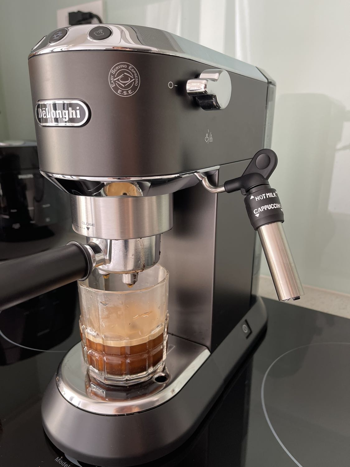 đánh giá về máy pha cf : được rv nhiều rồi, cảm nhận thực tế : nhỏ, gọn, phù hợp với sinh hoạt gia đình nhỏ . Lắp đặt dễ dàng, sang trọng . Tuy nhiên khấc nối giữa tay cầm đựng bột  cf và máy ép khá khó thao tác , mình lắp nhiều lần  hay bi trật khớp và bị đổ ra ngoài - người lớn tuổi sẽ khó sử dụng . Chất lượng cf sau khi thành phẩm khá bắt mắt ,  nhưng cần kén chọn bột cf dành cho pha máy  sẽ hoàn hảo hơn  về vị ( mình *** bằng bột pha phin thì vị hơi khét ) . giá cả mua lúc sales ngày 12/12 nên khá tốt 5.4 thôi . tiki giao hàng nhanh, và đặc biệt đội ngũ nv giao hàng rất nhiệt tình chuyên nghiệp. cảm ơn tiki !