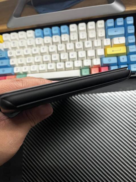 Thiết bị nhỏ gọn nằm vừa trong lòng bàn tay, đọc sách rất thích. Khi mua hàng ở đây còn có kèm thêm bao da chính hãng của Amazon.