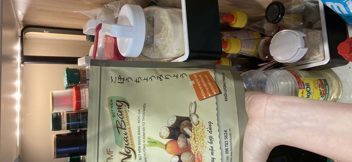 Lần đầu tiên mình mua được loại bột nêm thơm như vậy, mở túi ra là thơm rồi, nêm rất ngon luôn. Vì là dạng bột mịn không chất chống vón nên mình chiết ra 1 hũ thuỷ tinh nắp kín để dùng trước, phần còn lại trữ trong túi để bớt phải đóng mở túi.