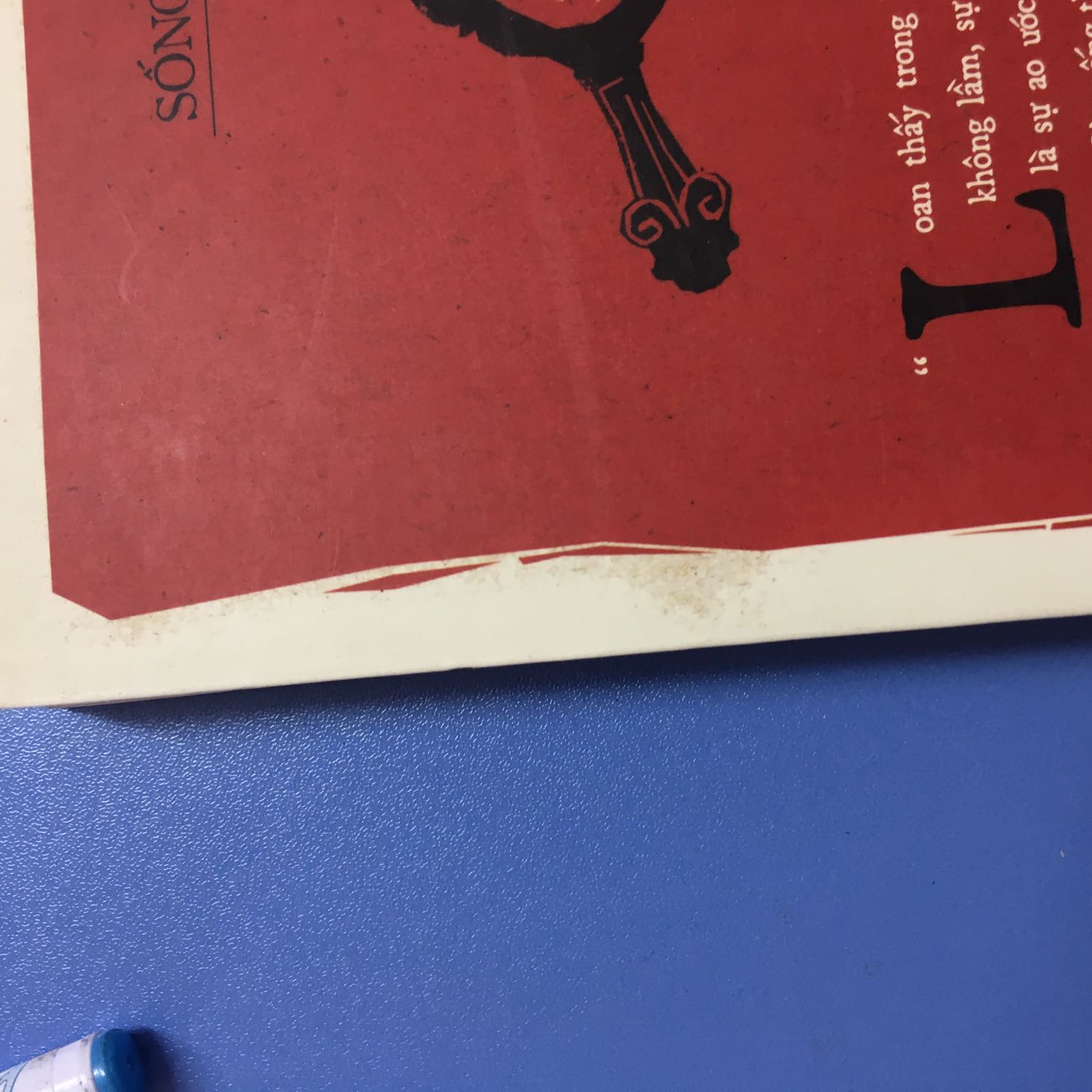 Mình cho 2 sao là cho dịch vụ vận chuyển và lưu trữ của tiki. Cuốn sách đến tay mình mà nhìn như sách cũ vậy ? đưa cho 2 đứa bạn xem ai cũng gật đầu bảo tưởng sách cũ. 

Bìa sách xước rất nhiều. Sách bám nhiều bụi và vết bẩn. Mép sách bị méo. Nói chung là nhận xong không hề vui cho nổi. Nhưng may là bên trong vẫn đọc được.

Về phần sách thì chất giấy khá tốt. Bìa trang trí đẹp. Không kèm bookmark. Cá nhân mình thấy khổ giấy hơi to và chữ bên trong thì ít quá nên nhìn tổng thể trình bày hơi kì cục.