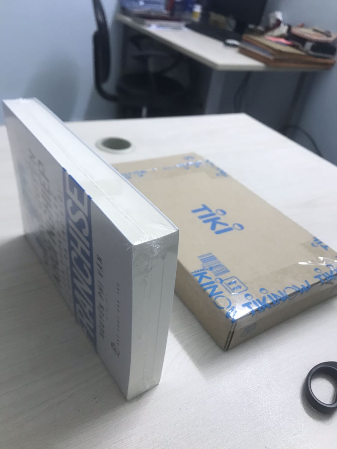 Em coi trên youtube e vẫn chưa thích Chị lắm . Có lẽ vì e lớn lên từ phong cách khác . Cho đến khi e nhận quyển sách rất dầy (e đã đến nhà sách nhưng đúng là Tiki mới nhanh nhất , và có sách.  E ko thèm nc giá rẽ hơn , vì đến lúc chị cũng muốn đưa đến tay người đọc (2020) , thanks Chị trước . E chỉ mở sách ra đọc ko pải lời giới thiệu , đó là lời hướng mở cho con người . Em chỉ cảm nhận là vậy . Cảm ơn nhưng người đã viết sách và mang đến cho mọi người Vn nói riêng về quyển sách này . Ko cần biết , đọc đều có giá trị ! Thanks all