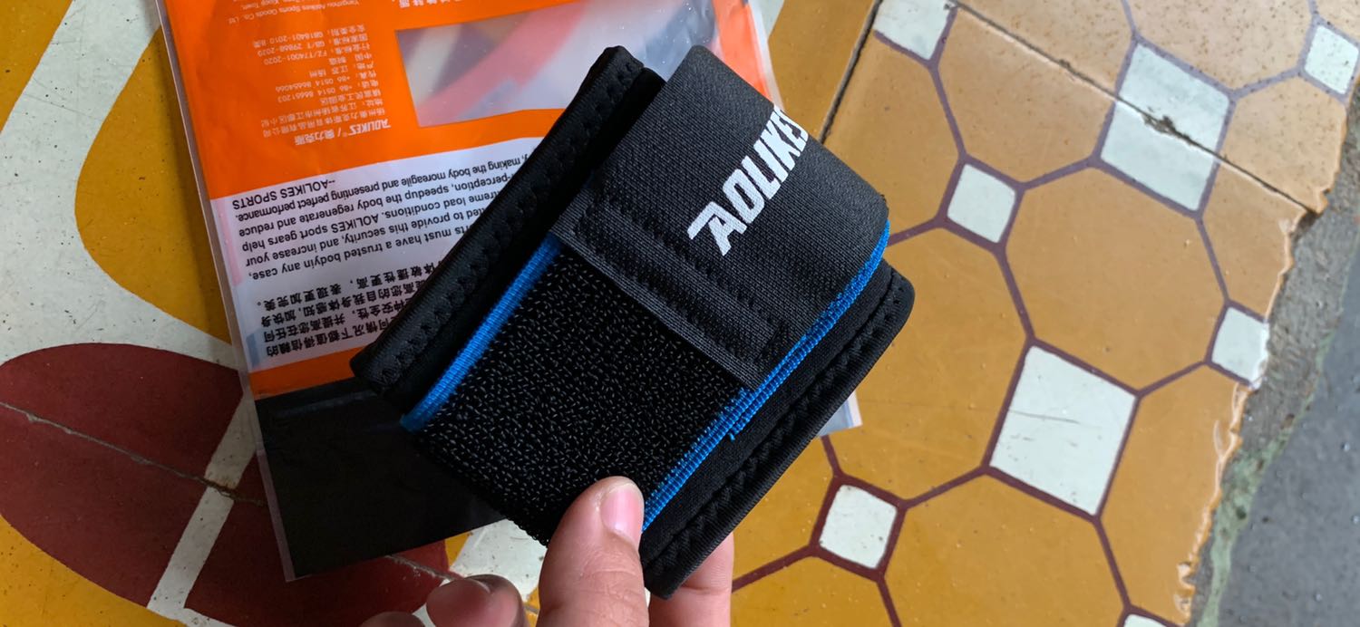 Mua 1 cặp sao lại giao 1 cái nhỉ 🧐