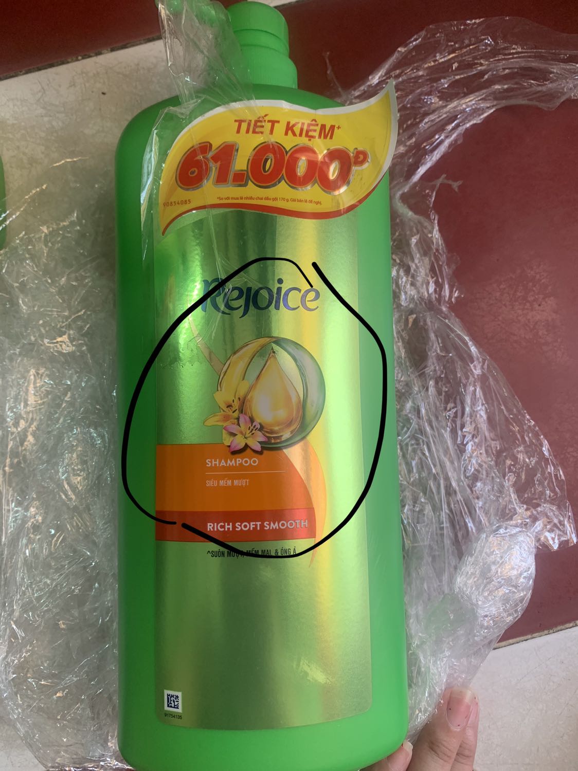 Gửi shop đã có gian hàng trên tiki là phải có giấy phép thì việc buôn bán phải có tâm. Shop để hình là mẫu mới mà giao thì là mẫu cũ. Kinh doanh buôn bán kiểu này la ko cần khách r, ng ta sẳn sàng bỏ thêm tiền để mua cái mình mong muốn hơn là rẽ mà cảm thấy khó chịu khi mua SP.