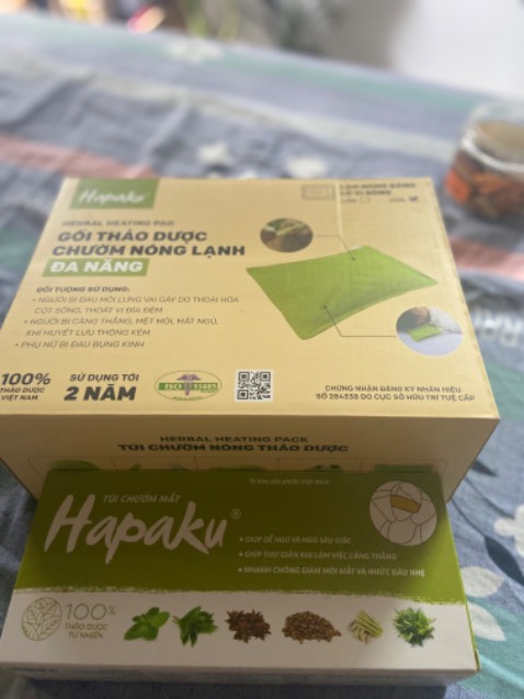 Mùi thơm của thảo mộc làm dễ chịu ghê, mình săn được giá sale nên rất là ổn luôn còn được tặng thêm chườm mắt nữa thích mê. Mọi người nên mua nha