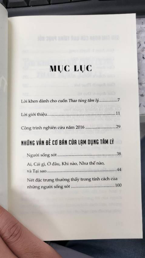 Rõ ràng tiêu đề sách có mục đích kích thích trí tò mò ở độc giả. Tiêu đề gốc của nó là 'Healing from hidden abuse'. Trong nội dung sách cũng dùng cụm từ 'lạm dụng tâm lý' nhiều hơn chữ 'thao túng tâm lý'. Sách có truyền tải nội dung hữu ích nhưng cách trình bày thiếu mô phạm khiến bạn cảm giác đang bị tác giả tẩy não, nhồi sọ. Ngoài ra, bạn cũng sẽ gặp khó khăn nếu muốn xác định 'người độc hại' như trong quyển sách đề cập. Bạn dễ vơ đũa cả nắm là ngoài kia, nhiều người độc hại trực chờ hại bạn lắm. Một phần ba cuối sách khá thừa thãi vì tác giả chỉ cần gợi ý người đọc lên website rồi thực hành theo là đủ. Nhất là, nó hầu như chỉ là tóm tắt của hai phần trước. Mình không gợi ý mua sách này nếu bạn ghét văn phong rối rắm và dễ bị tác động tiêu cực.