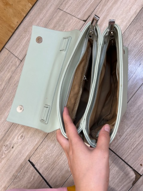 Có ngăn phụ ở sau dùng thích da mềm lắm mua đi mấy bà đi tiệc hoặc mang bth vẫn xinh lắm nha cảm ơn shop nhiều🥰