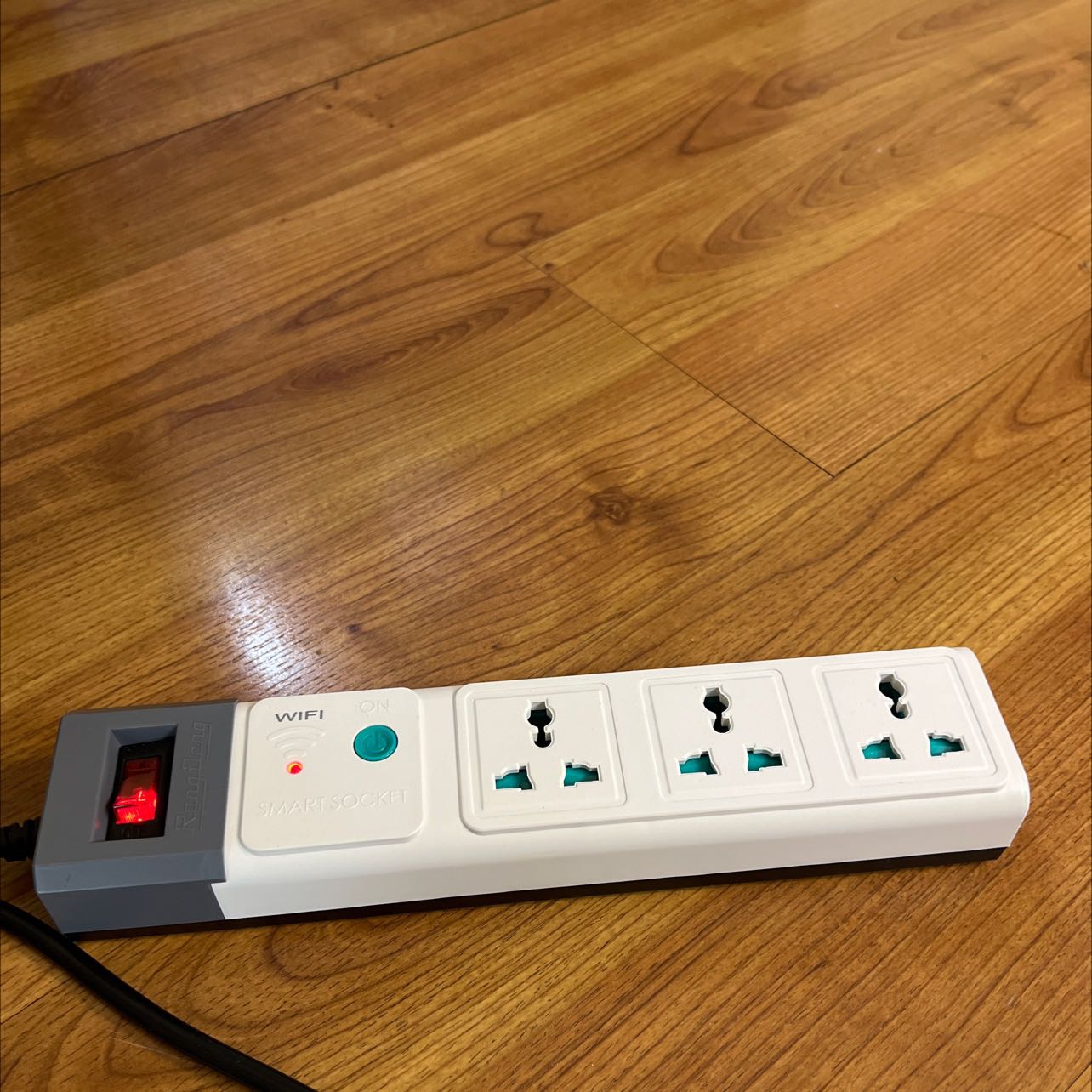 Rất khó thiết lập. Mình dùng phần mềm Smart life của Tuya thì lại được. 

Điều kỳ quái nhất là có đèn ở nút tắt bật và wifi nhưng khi tắt bật thì đèn vẫn sáng. Không thể biết là điện đã ngắt hay chưa. Chỉ có thể hẹn giờ cho cả 3 ổ. Không thiết lập được cho từng ổ.

Vụ đèn báo là tệ nhất. Lúc nào cũng đèn đỏ dù bạn điều khiển tắt hay bật qua smart phone