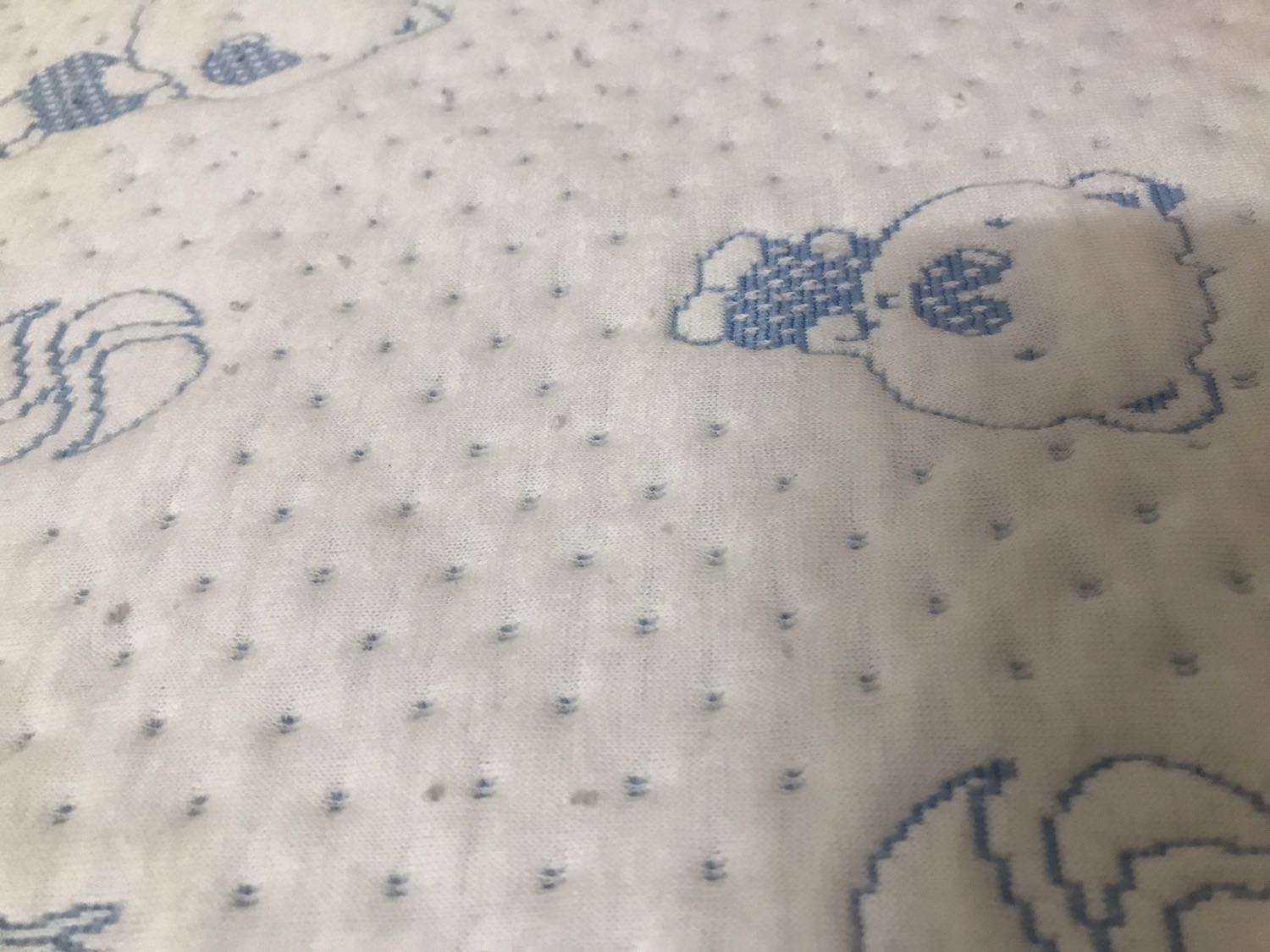 Mình đã dùng sản phẩm này một thời gian thì chất lượng thấm hút vẫn tốt. Tấm lót có dây thun cố định 4 góc và dày 4 lớp nên dù bé nằm lăn lộn cũng rất ít bị xê dịch. Tuy nhiên tấm lót trải giường 1m6 thì nặng và dày nên khi giặt phơi lâu khô và khi sấy máy hay kêu rầm rầm nếu sử dụng máy giặt công suất nhỏ. Sau khi dùng một thời gian và giât vài lần thì bị đổ lông khá nhiều và một vài chỗ trên bề mặt bị rách. Nhìn chung là hài lòng vì công dụng chủ yếu là ngăn bé tè ướt nệm.