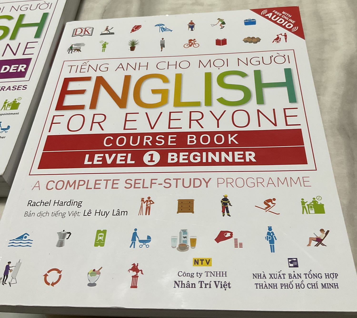 Ổn. Sách được in màu đẹp, rất ưng luôn. Có đĩa CD kèm theo nè, mục lục chi tiết và rõ ràng. Mọi người có thể tự học bằng sách này. Có mã code âm thanh cho mọi người luyện nói.