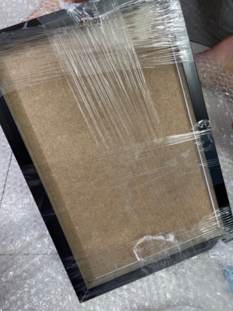 Chỉ có khung không có tranh như hình