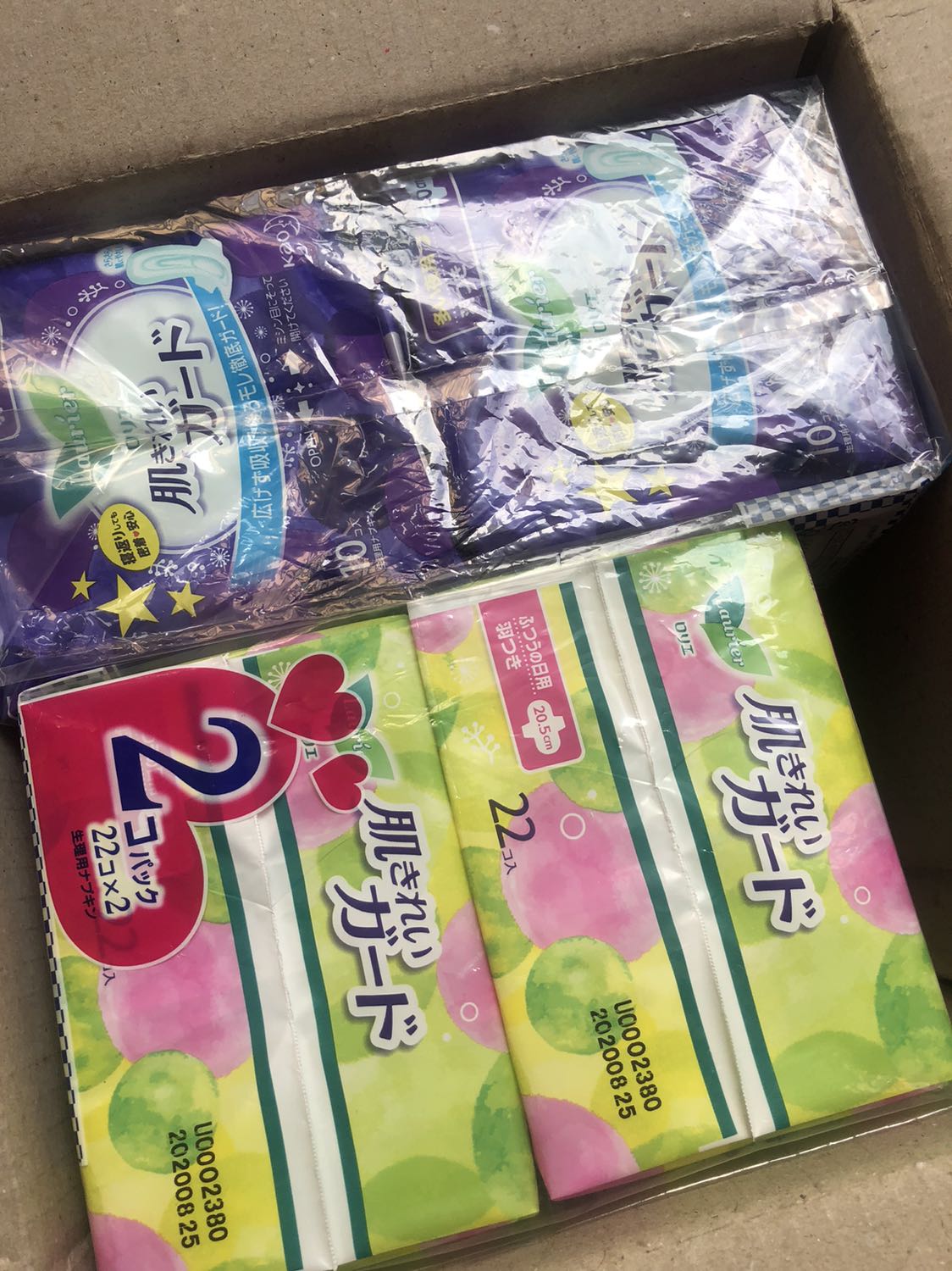 Mình thấy sao giao nhanh gê á mọi người, mình đặt hôm thứ4, thứ5 gì đấy, theo lịch hẹn 15/8 có mà nay thứ 2 mình nhận được rồi nè ~~~ quá xịn, mà hàng đóng gói sạch đẹp, nói chung khi ko cần gấp vì mua dự trữ thì thấy giao quá nhanh nên quá hài lòng... Vì vậy bạn nào cần gấp chắc cũng có thể mua đó vì giao ko lâu lắm