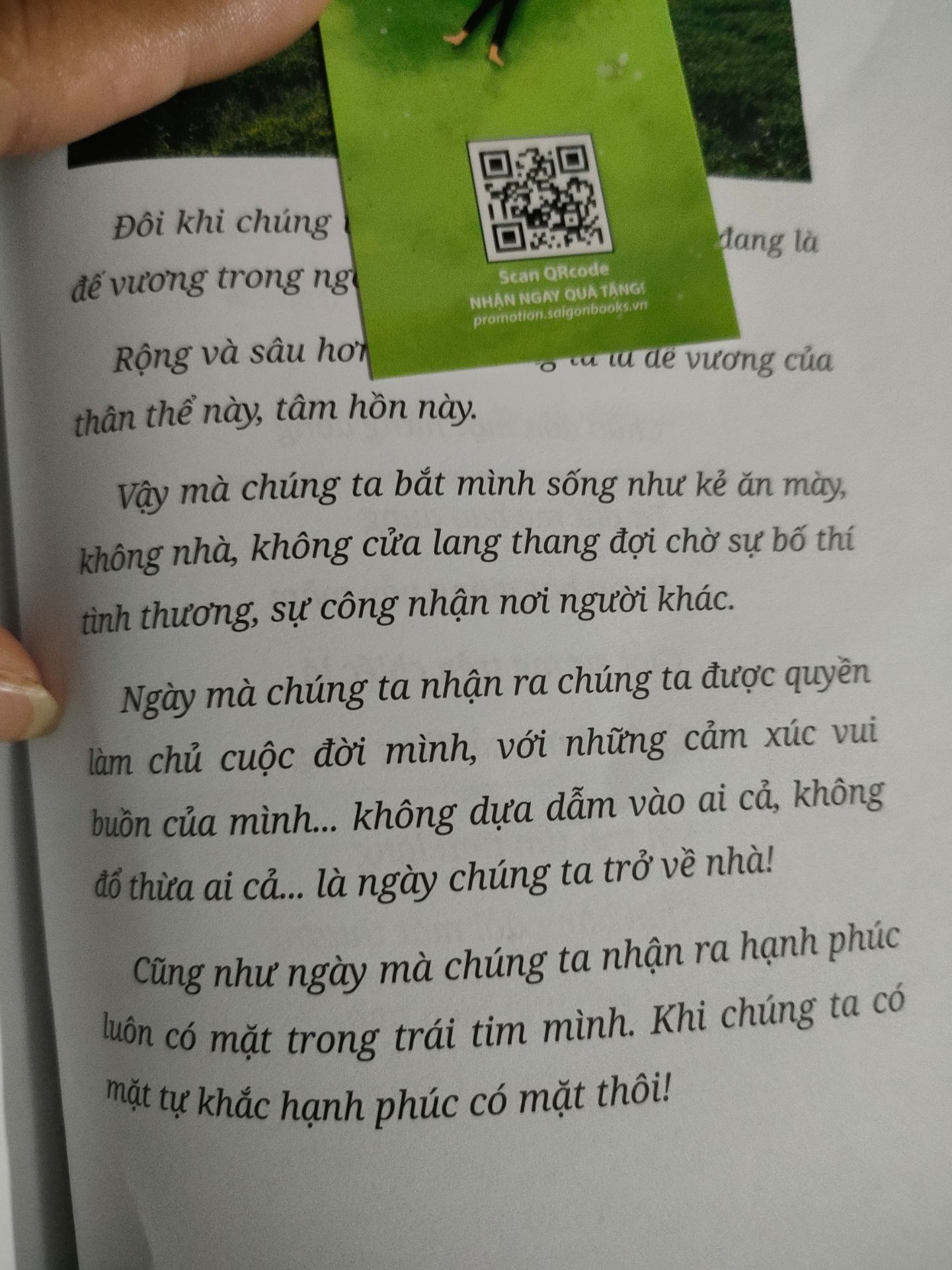 mới đầu đọc thì mình thấy cuốn sách khá nhẹ nhàng. càng đọc càng bị cuốn theo dòng kể của tác giả, lối văn phong nhẹ nhàng, lôi cuốn và đầy triết lý sống.
những tưởng tác giả chỉ quan tâm tới Phật Giáo nhưng những trang sau tác giả đề cập tới những câu kinh thánh, Thánh Vịnh khiến mình rất ngỡ ngàng . bản thân mình là người Công Giáo mà nhiều khi mình quên mất sự hiện diện của Chúa bên đời. cảm ơn tác giả với những ngôn từ nhẹ nhàng, những câu chuyện khiến mỗi người cần suy nghĩ về NHÀ. và cả vấn đề bình đẳng giới tính mà xã hội hiện nay đang cần được bảo vệ những người trong cộng đồng LGBT .
" ngày mà chúng ta nhận ra chúng ta được quyền làm chủ cuộc đời mình, với những cảm xúc vui buồn của mình... không dựa dẫm vào ai cả, không đổ thừa ai cả... là ngày chúng ta trở về nhà !"