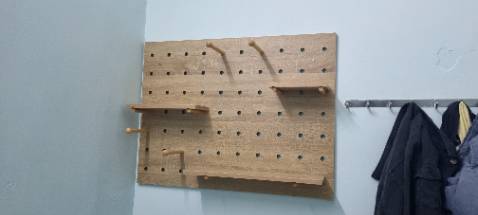 Mẫu mã đẹp, lắp đặt xong nhìn rất thích. Tuy nhiên, thật sự rất khó lắp đặt. 1 mình loay hoay cả buổi chiều mới xong. Các thanh gỗ đỡ tấm gỗ thật sự không thể lắp vào được. Phải dùng dao gọt nhỏ bớt mới cho vào các lỗ được. Cửa hàng nên xem lại thiết kế.