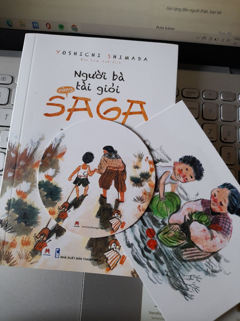 Tiki giao hàng nhanh, điều này mình khá ưng ý. Người bà tài giỏi vùng Saga là cuốn sách với các mẩu chuyện nhỏ với bà của tác giả, một cuốn sách hay và đáng đọc. Các châm ngôn lạc quan vui sống của người bà trong cuốn sách đã phần nào thay đổi suy nghĩ của mình về hạnh phúc. Dưới phần ảnh mình có để một mẩu cuộc trò chuyện của tác giả với bà của mình, mình khá là thích mẩu trò chuyện này, mong là mng cũng sẽ thích.
"Hạnh phúc không phải là thứ được định đoạt bằng tiền. Hạnh phúc phải được định đoạt bằng tâm thế của mỗi chúng ta."