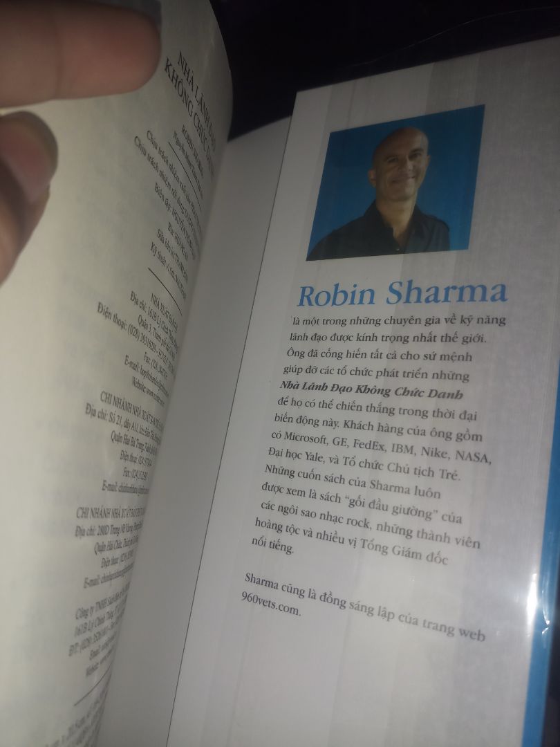 Mình chưa đọc sách nên không thể Chỉ ra nội dung cho các bạn giao trễ 2 ngày so với dự kiến là điểm trừ đầu tiên và cũng là duy nhất song có thể bỏ qua do tình hình dịch bệnh
cảm ơn tác giả và nxb..