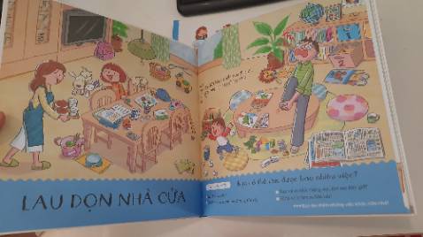 Mình thích quyển này quá đi mất !
Canh mãi mới có sale, nội dung xịn xò như này đúng là không sale 50-50% như các sách truyện khác được thật.
Sách ngập tràn hình ảnh minh họa đẹp và dễ hiểu. Giúp trẻ và bố mẹ có thể cùng xem các tranh tình huống và thảo luận về những việc nhà mà trẻ có thể cùng làm. Sách chia thành các mục hướng dẫn cụ thể các tình huống: Lau dọn nhà cửa, chuẩn bị bữa ăn, Giặt đồ và phơi đồ, Công việc khác hàng ngày (phân loại rác, trông nhà...)
Thật là một cuốn sách hữu ích bố mẹ nên mua để đọc cùng trẻ
