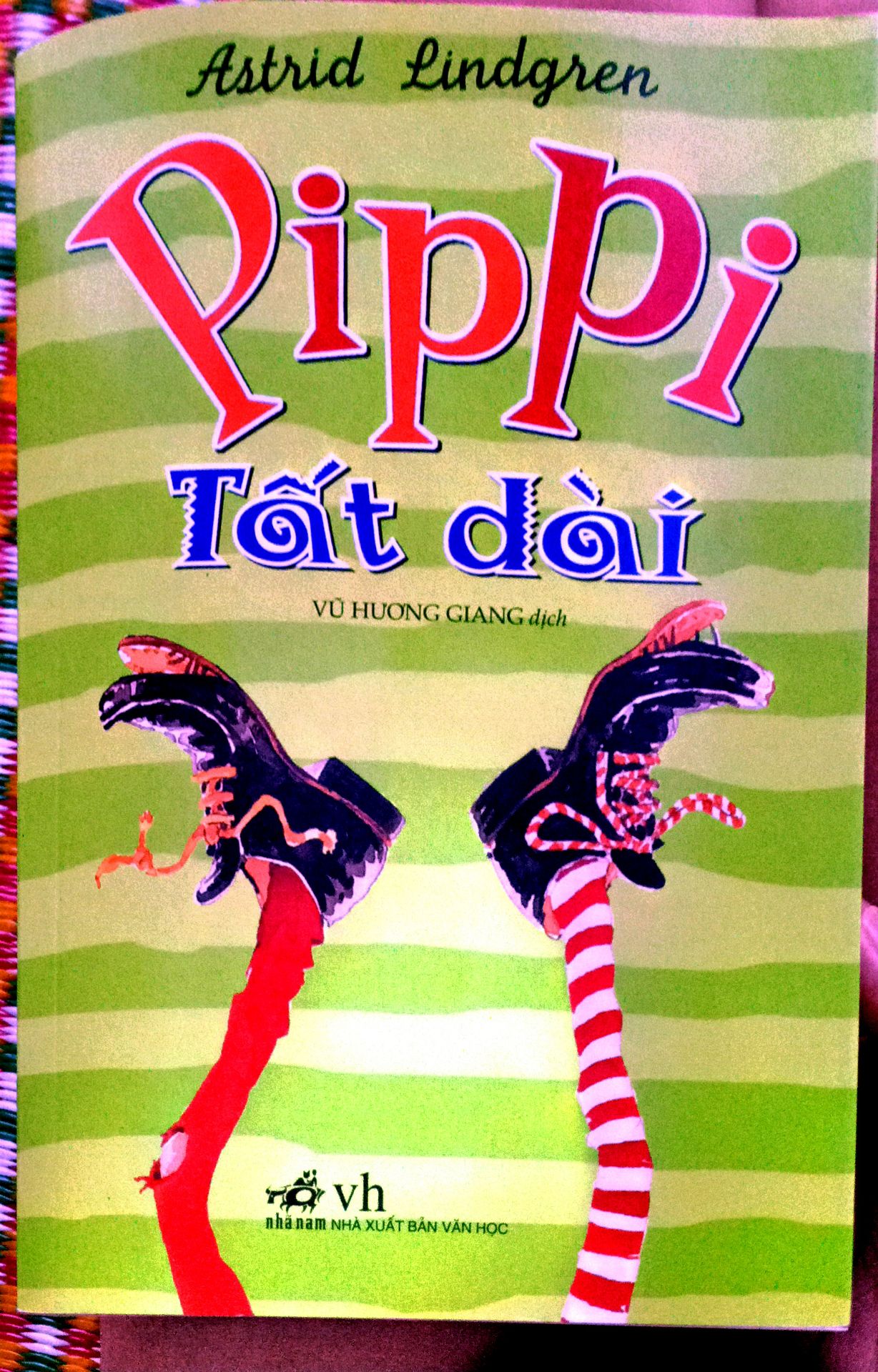 Pippi tất dài là một quyển sách thiếu nhi, nhưng với một người 21 tuổi như mình đọc vẫn cứ bị cuốn theo. mất hai ngày để mình đọc xong quyển sách, ngoài thời gian làm việc, mình toàn ôm quyển sách này để đọc thôi. lối viết rất là dễ thương, nội dung thì xoay quanh những câu chuyện thường ngày của các bạn nhỏ, Pippi, Thomas và Annika. Phần lớn các câu chuyện rất vui và dễ thương nhưng qua đó cũng có những thông điệp nhân văn. Rất hay luôn nhé.
sách tiki giao rất sớm, sách thẳng, đẹp. Cám ơn ạ