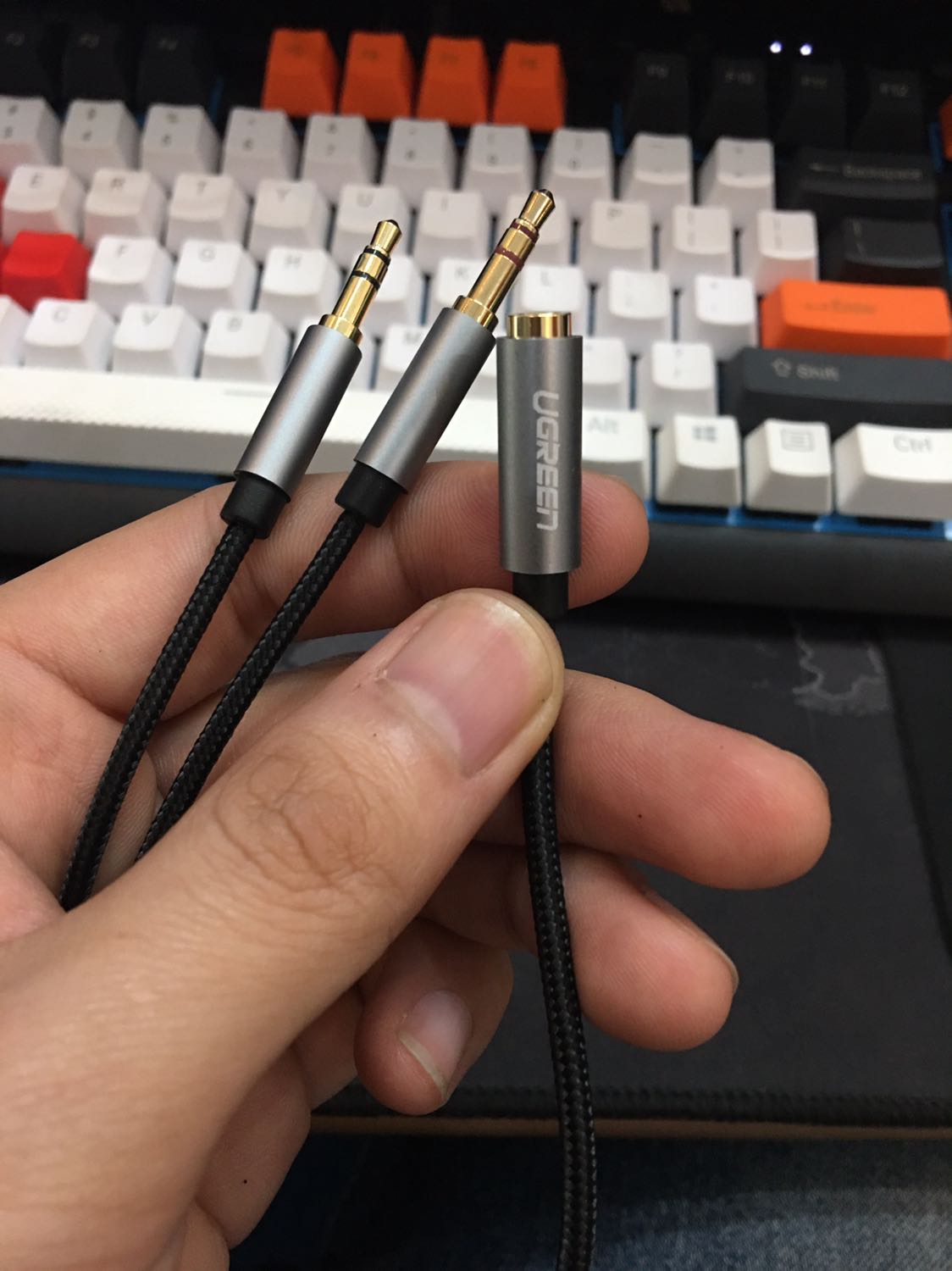 Giao hàng nhanh, đóng gói cẩn thận
Hàng hoàn thiện với chất lượng khá tốt, nhìn khá thíc mắt, dây bọc dù chắc chắn.
Chất lượng truyền tín hiệu ở mức trung bình. Tuy nhiên với mức giá như vậy là chấp nhận đc. Nếu ae nào yêu cầu cao thì nên cân nhắc, còn nếu chỉ cần chất lượng vừa phải để nghe + đàm thoại trên PC thì OK