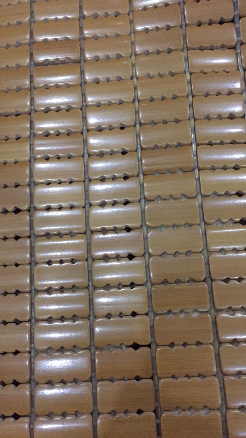 Nồi đẹp. Nấu cơm ngon. Giao hàng khá nhanh. Săn đc giá 895k cả ship. Bất tiện là thiếu quai xách. Ko thấy hiện tượng nước đọng trên nắp nồi tràn ra ngoài do ko có cốc thu nước thừa. Chắc để qua đêm thì lượng nước đọng nhiều nên khi mở nắp nước sẽ chảy ra. Gì nữa nhỉ. Ah độ bền thì chờ thời gian trả lời. Tạm cho shop 5*