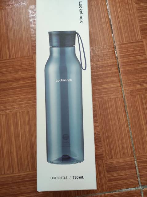 Giao hàng nhanh, bình 750ml nhưng nhìn rất gọn. Nhựa tritan thì yên tâm sử dụng rồi. Giá sản phẩm hơi cao một chút. Bình còn có dây treo rất tiện lợi
