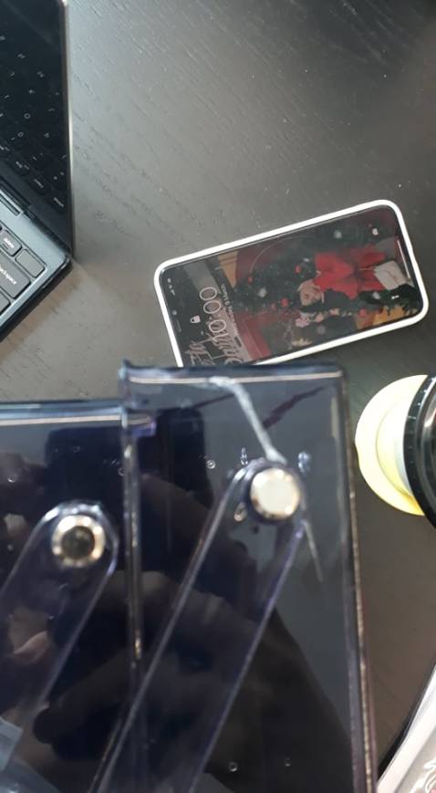 Kệ mình vừa mở ra đã bị vỡ ở góc như hình đính kèm, Tiki check lại và hỗ trợ xử lý giúp mình nhé