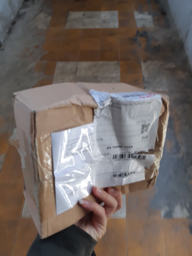 Hàng đến chậm so với dự kiến 3 ngày (do tình hình dịch bệnh nên mình có thể thông cảm được). Nhưng hàng hóa liên quan đến thực phẩm lại bị đóng gói sơ sài móp méo như này thì không chấp nhận đc ạ. trong túi bánh mì thì chia làm 6 bánh nhỏ, cảm giác ăn cũng ko ngon bằng 1 ổ bánh lớn, mình cứ ngỡ như ăn bánh trung thu mà chỉ có bột vậy. từ chất lượng đến đóng gói ko thể nào thất vọng hơn.