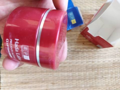 Hàng cũ đóng bụi
Hộp giao móp méo hết
Sản phẩm dùng trực tiếp lên da mà như này ai dám mua !