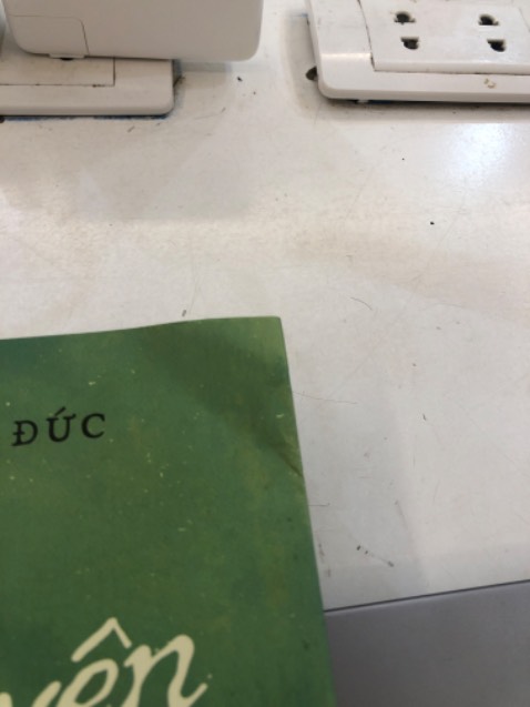 gáy sách, mép sách bị nhăn nghiêm trọng, tôi rất không hài lòng