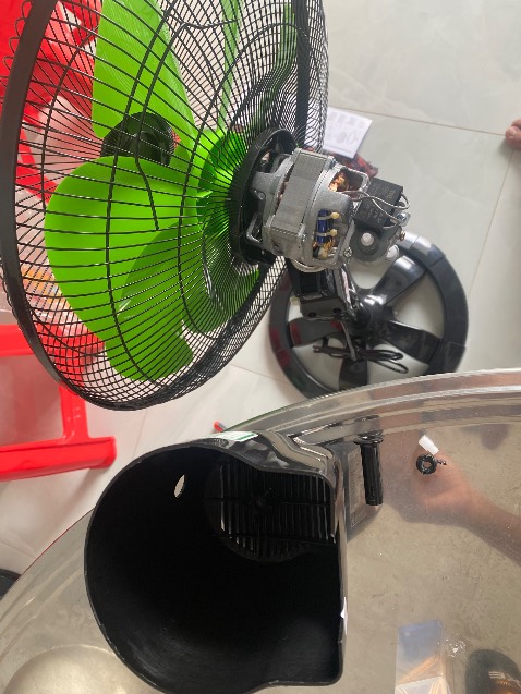 Khui hàng kiểm tra bên ngoài mọi thứ tốt nhưng lúc lắp ráp thì phát hiện NHÔNG ĐẢO bị gãy và BẦU QUẠT cũng bị gãy chỗ giữ ốc bắt vào. Sự cố này chắc do bên vận chuyển hay lỗi nhà sản xuất mình không rõ.