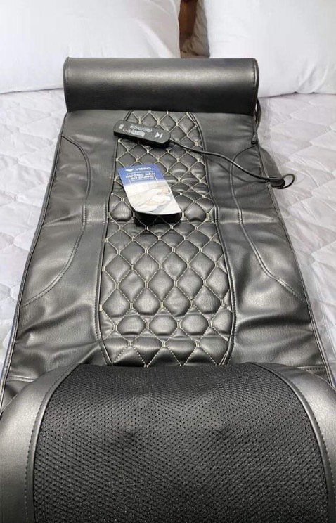 Máy có chức năng mát xa ở cổ vai gáy, túi khí mát xa + sưởi ấm vùng vai lưng và chế độ rung ở phần đùi. Hàng ok, mẹ tớ rất thích cứ lôi ra nằm hằng ngày 😂. Đóng gói chắc chắn ko bị móp hộp. Hàng chính hãng nên yên tâm về chế độ bảo hành. Nhân viên tư vấn rep nhanh 🤙