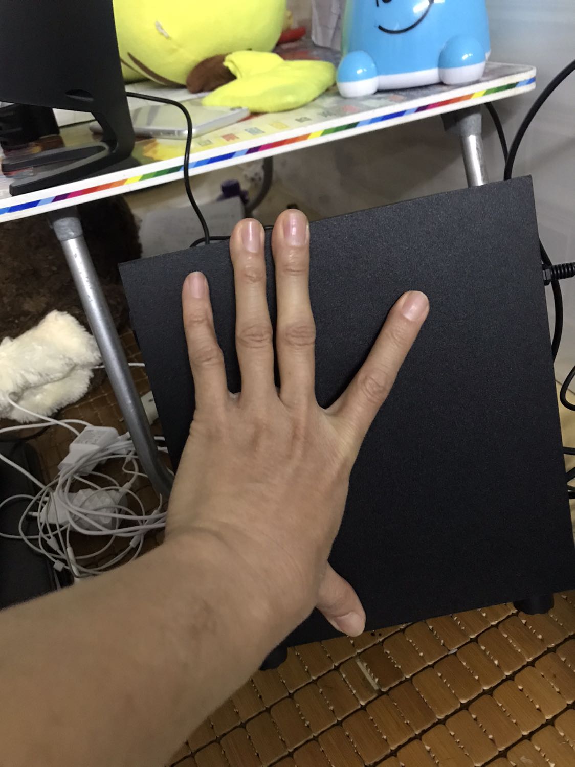 9 h 14/01/2021 tôi đặt mua, trưa ngày 15/01/2021 tôi nhận được. Vì đã đặt hàng nhiều lần trên Tiki nên tôi rất tin tưởng sản phẩm. Nhưng khi mở ra không đúng như hàng tôi đặt. 
27,3 x 18,8 x32,5cm. Cân nặng 3 kg. 
Nhưng hàng tôi nhận được là: 14,5 x 18,5 x 20 cm. Cân nặng 1,5 kg. Chất lượng âm thanh rất tệ. Đã phản ánh lên Tiki mong được đổi lại đúng sản phẩm.