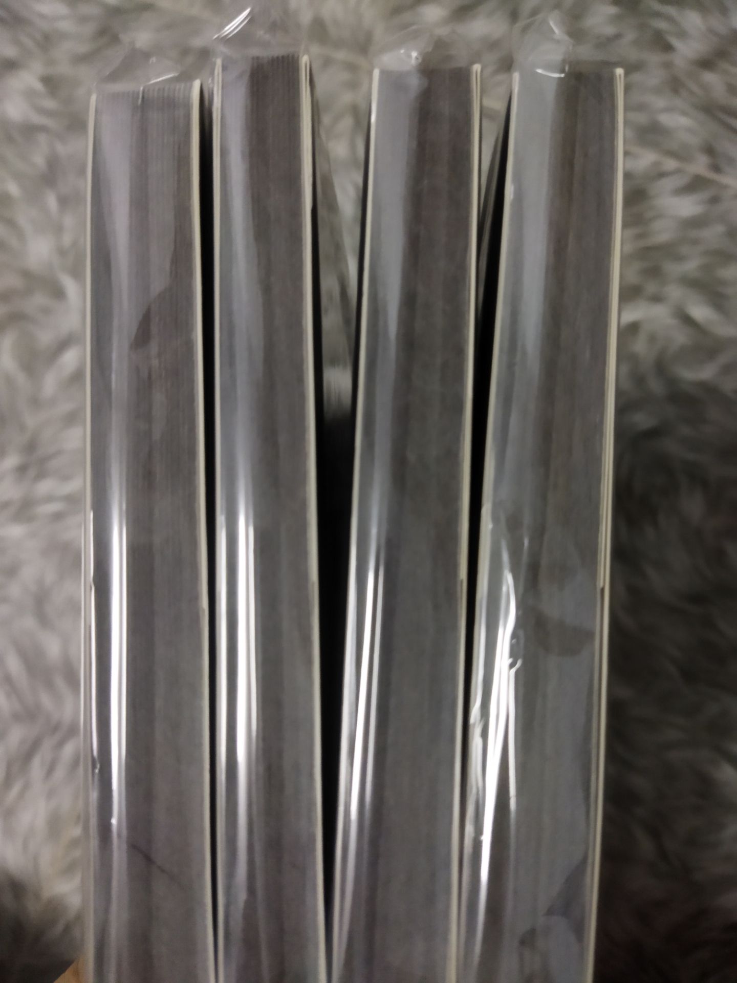 Sách rất mới và đẹp, nhận hàng là bọc lại liền, tiếc cái là tập 1 không có bookmark, đóng gói ok