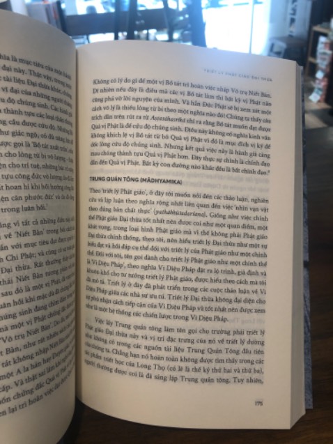 Sách hay, đưa ra nhiều lập luận logic, sử dụng ngôn ngữ VN để giải thích sự việc nên ko mơ hồ theo kiểu ngôn ngữ Phật giáo Trung Quốc. 

Có một lập luận hay của tác giả là "Nếu ông Gautama (Trung Quốc gọi là Phật) không phải là nhân vật có thật, Đạo Buddha (Trung Quốc gọi là đạo Phật) liệu có xụp đổ không"

Trả lời: không, vì Gautama tạo ra Pháp, Pháp mãi trường tồn, nó là con đường dẫn người ta tới việc giải thoát khổ (Dukha). Việc Gautama có thật không, không quan trọng, Đạo Buddha không cần một vị thần, Gautama không tồn tại để ban phép hay đáp ứng lời cầu xin, nó là suy nghĩ duy vật về cách nhận biết sự vật vốn dĩ như nó đang tồn tại. Tồn tại hay không tồn tại, vô thường hay hữu thường, thật chất Gautama chưa từng trả lời nó....

Theo một cách nghĩ đó, nếu Jesus không phải nhân vật có thật, đạo Chúa (Cơ Đốc) sẽ xụp đổ hoàn toàn, vì nó dựa trên niềm tin vào một vị độc thần duy nhất ban ơn điển cho tất cả.