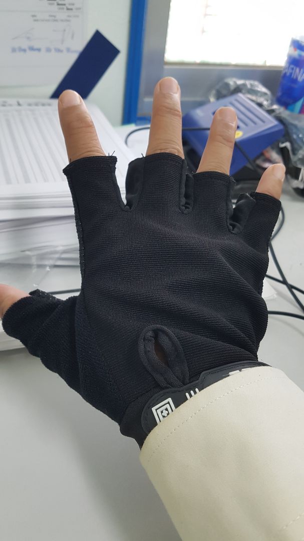 Quá chán Tiki rồi. Càng ngày Sp càng khác xa với miên tả. Găng tay giống tự may quá, phần ngón tay không khớp, ngón tay cái lại may bằng vải khác
Đặc biệt, không có sợi dây để tháo găng tay như trong miêu tả của SP.
Lần cuối cùng là đây, sau này có kiểu gì cũng không bao giờ mua hàng trên tiki nữa