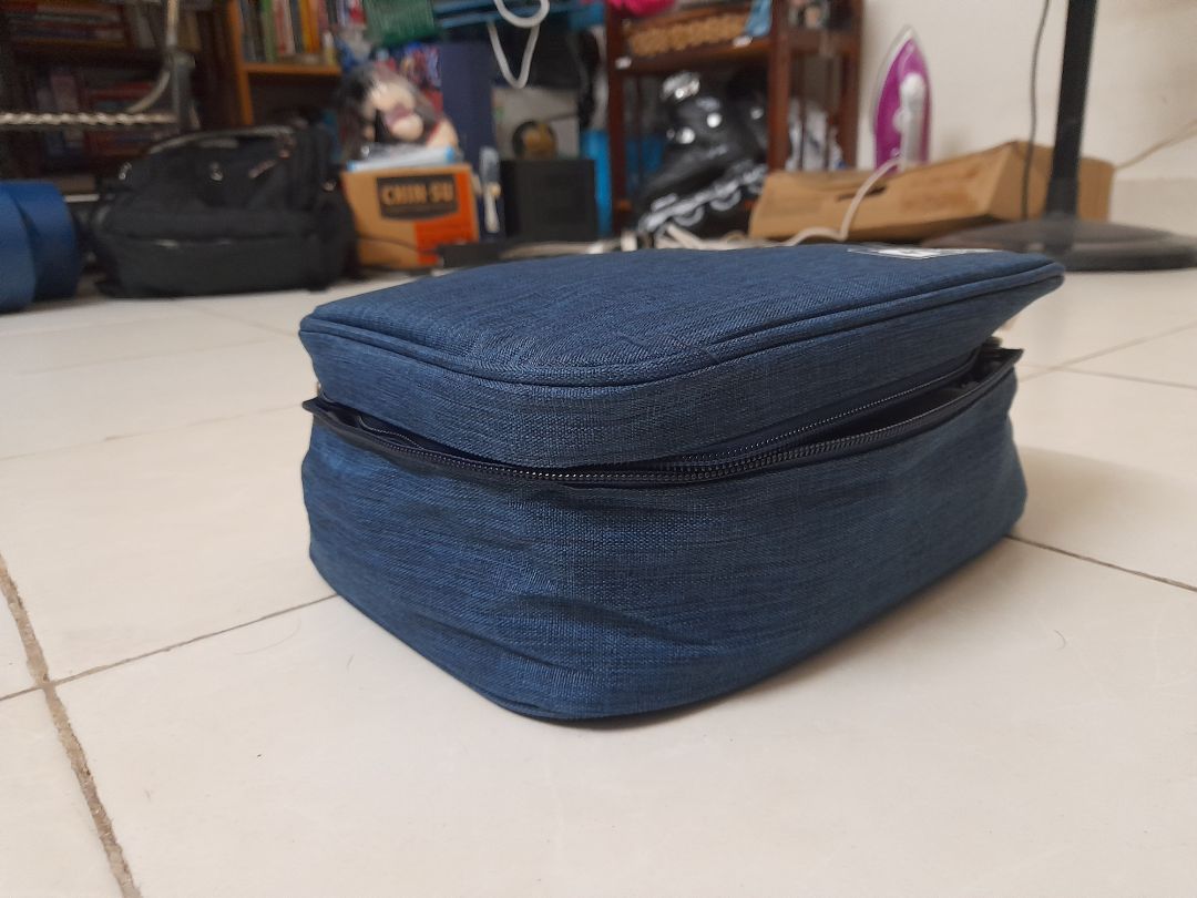 Lúc mới nhận hàng thì túi đựng nhìn xẹp lép, nhưng bên trong có 3 miếng vách ngăn, khi dựng lên và bỏ đồ phụ kiện vào thì túi nhìn khác chắn chắn Màu sắc giao đúng với yêu cầu. Vẻ ngoài nhìn khá đẹp mắt. Túi cũng có dây xách tay, cầm lên rất tiện lợi. Hơi thất vọng ở chỗ là túi hơi khó sắp xếp cục sạc laptop, muốn đựng ngay ngắn thì phải tháo rời dây cắm khỏi cục adaptor ra. Nói chung mình đánh giá khá hài lòng.