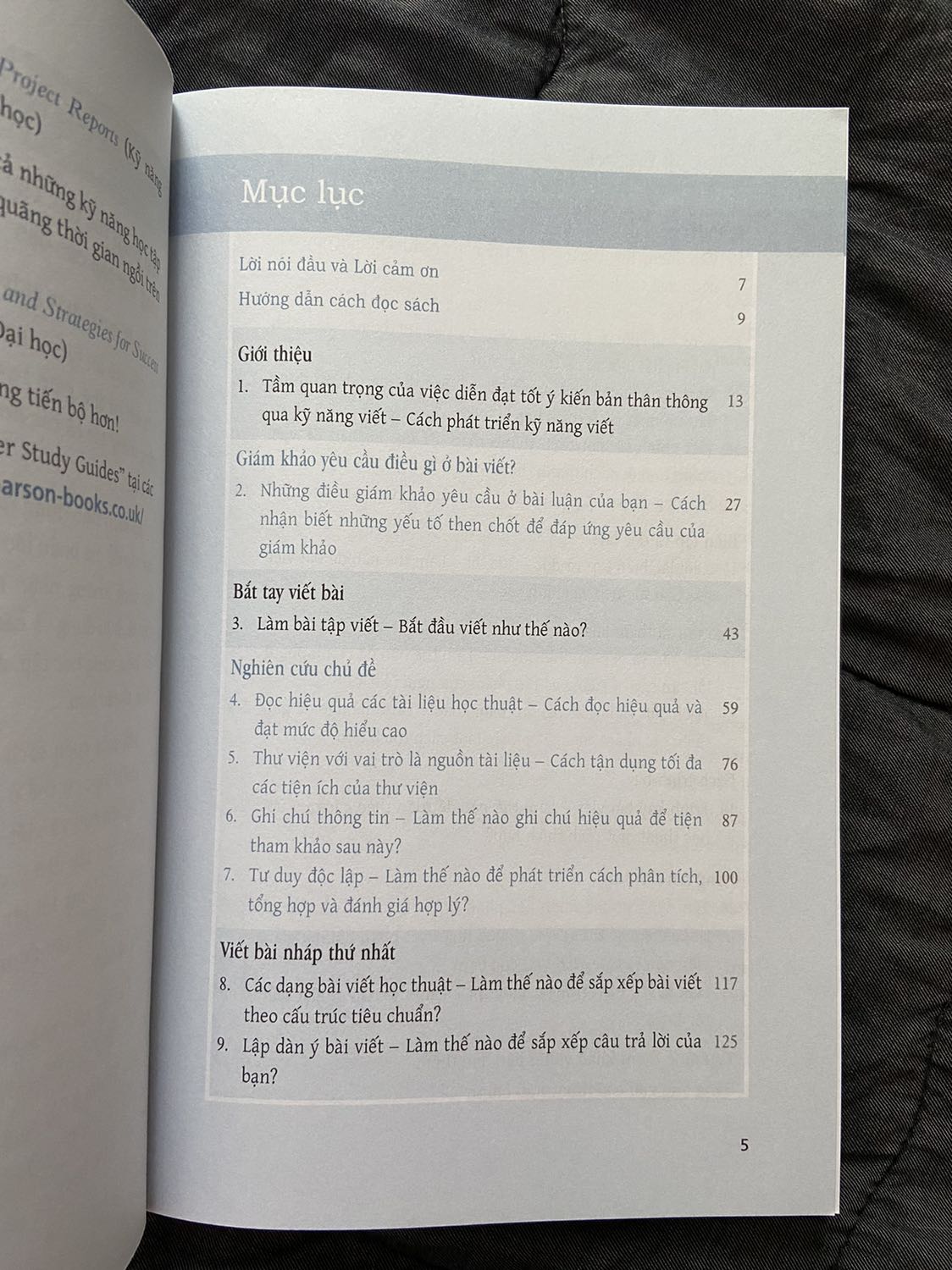 Quyển sách hướng dẫn bạn các kỹ năng và phương pháp để thực hiện các bài luận trên Đại Học. Hướng dẫn chi tiết về cách lập dàn ý, cách sử dụng trích dẫn, cách trình bày và các bẫy cần tránh khi viết luận văn. Ngoài ra còn hướng dẫn chi tiết cách sử dụng từ ngữ như thế nào cho khoa học khi viết bài luận bằng tiếng Anh.