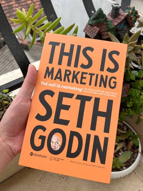 Đây là một cuốn sách rất hay, dạng tư duy marketing của tác giả, là sách mindset nên sẽ cần có nhiều thời gian để hiểu, nghiền ngẫm và áp dụng vào công việc.
Nhược điểm là khó đọc: 
- Các chủ đề được gọi tên theo cách nghĩ của tác giả, rất khó để nắm bắt và hệ thống.
- Lối viết, phải đọc đến lần 2-3 mới bắt đầu có thể hiểu 1 phần của sách, rất nhiều đoạn ẩn dụ, theo văn hóa Mỹ nên khó hình dung được hết các ý.
- Dịch: ẩu, sai và nhiều lỗi. Sai ngay cả tagline sách, nhiều lỗi chính tả rất dễ phát hiện ra, nhiều câu không được trau truốt. Hy vọng dịch giả, nhà xuất bản khắc phục trong lần tái bản tiếp theo.