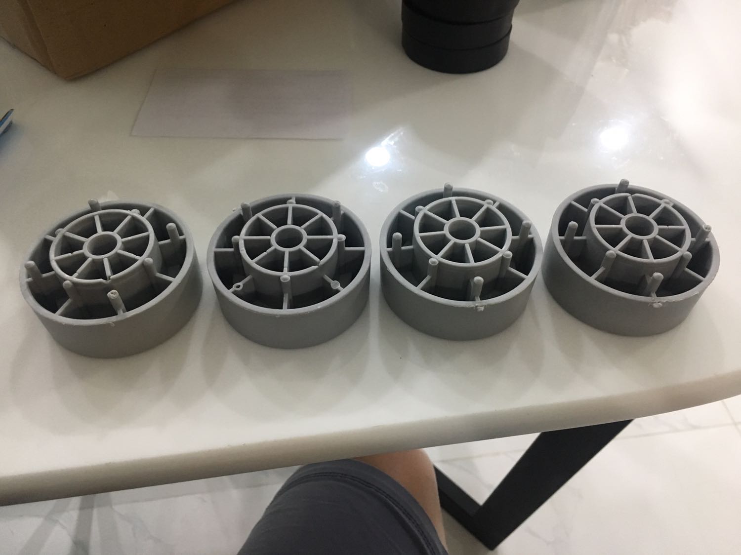 Mua 4 cái chân máy, không cái nào còn nguyên vẹn, thật sự quá thất vọng