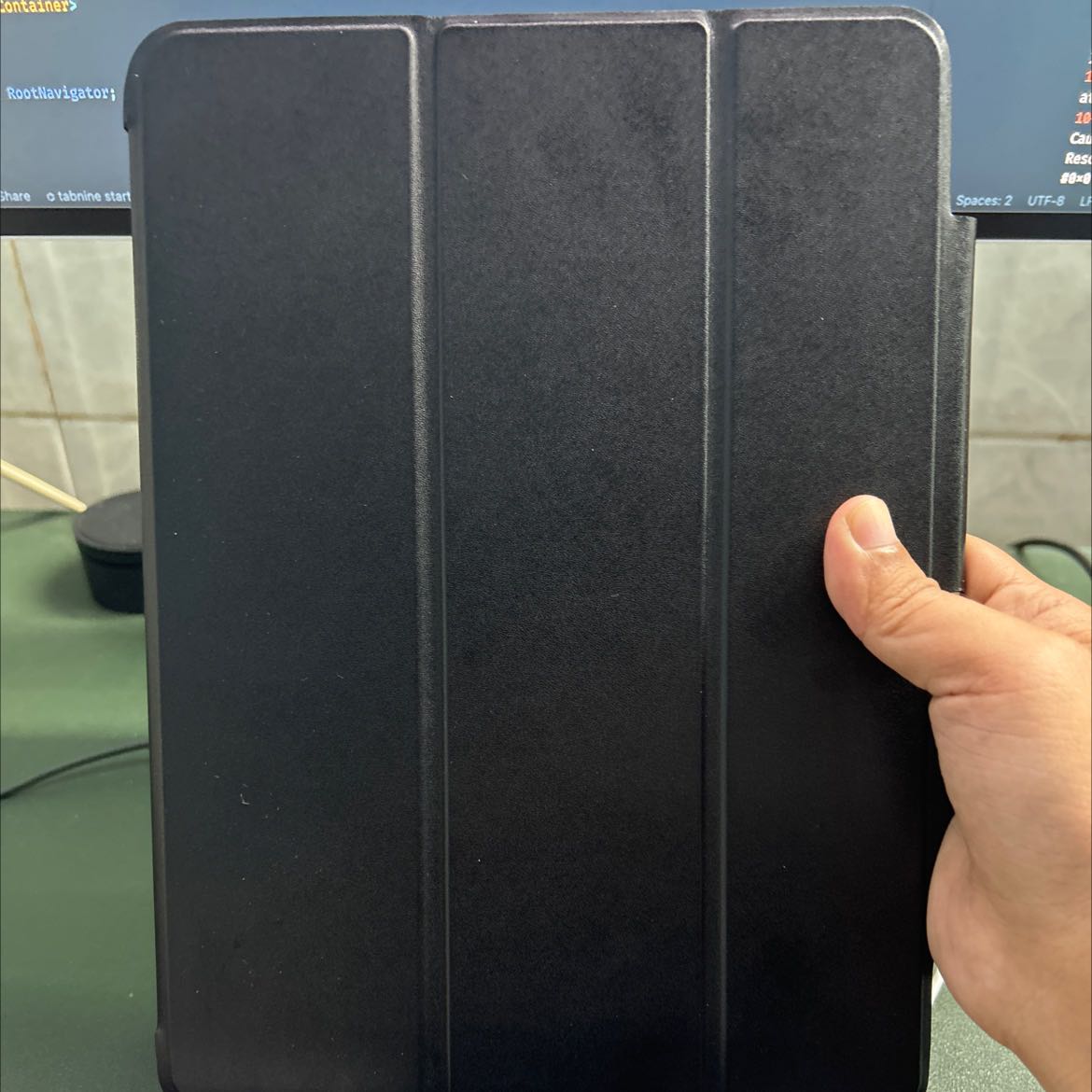 Fit với ipad air5, phần da lộn bên trong dễ bám bụi, còn lại ổn