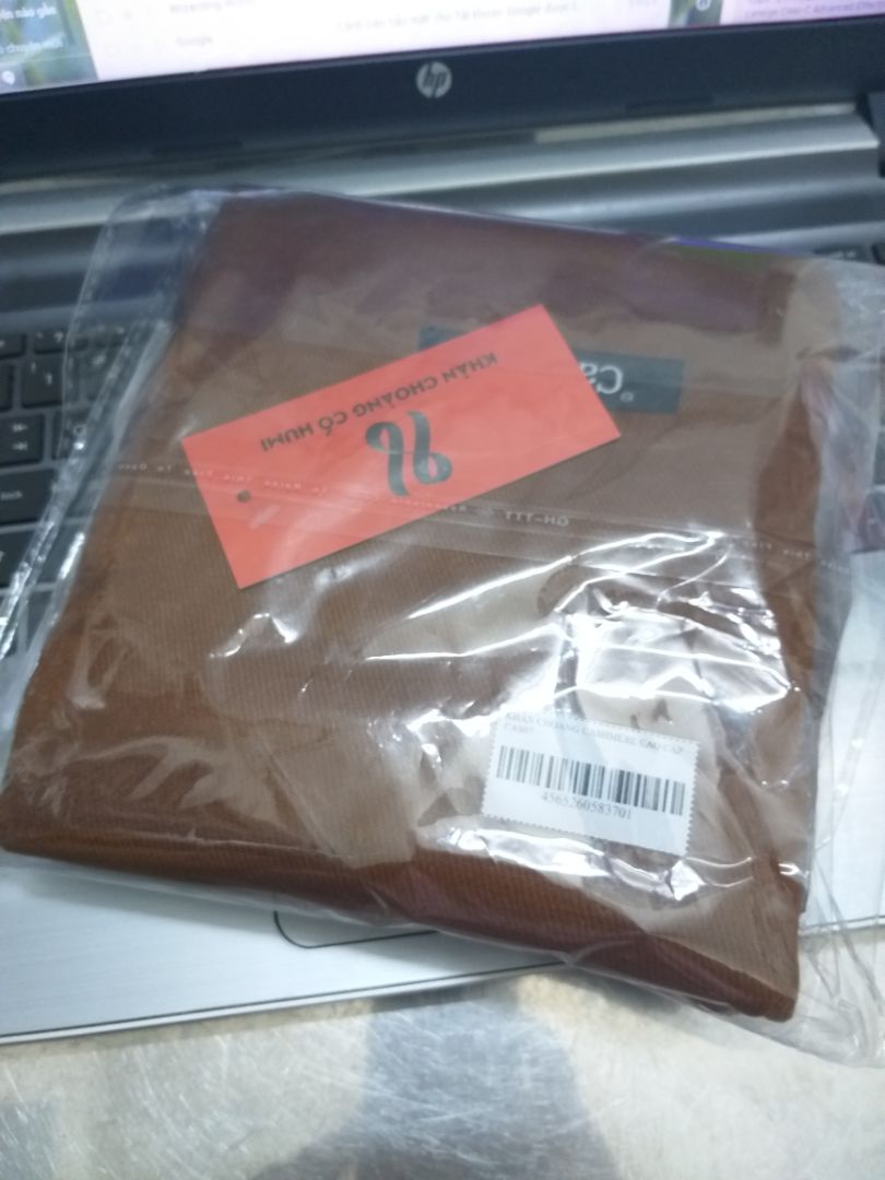 Ở ngoài thì màu hơi đậm hơn so với hình mẫu, nhưng chất lượng ổn