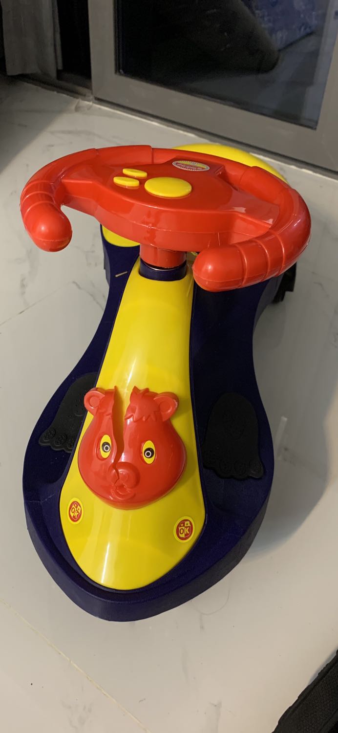 Xe màu đẹp, mà hơi yếu, lắc ko đi dc mấy. Lúc nhận hàng mở ra đầu con gấu bị bể