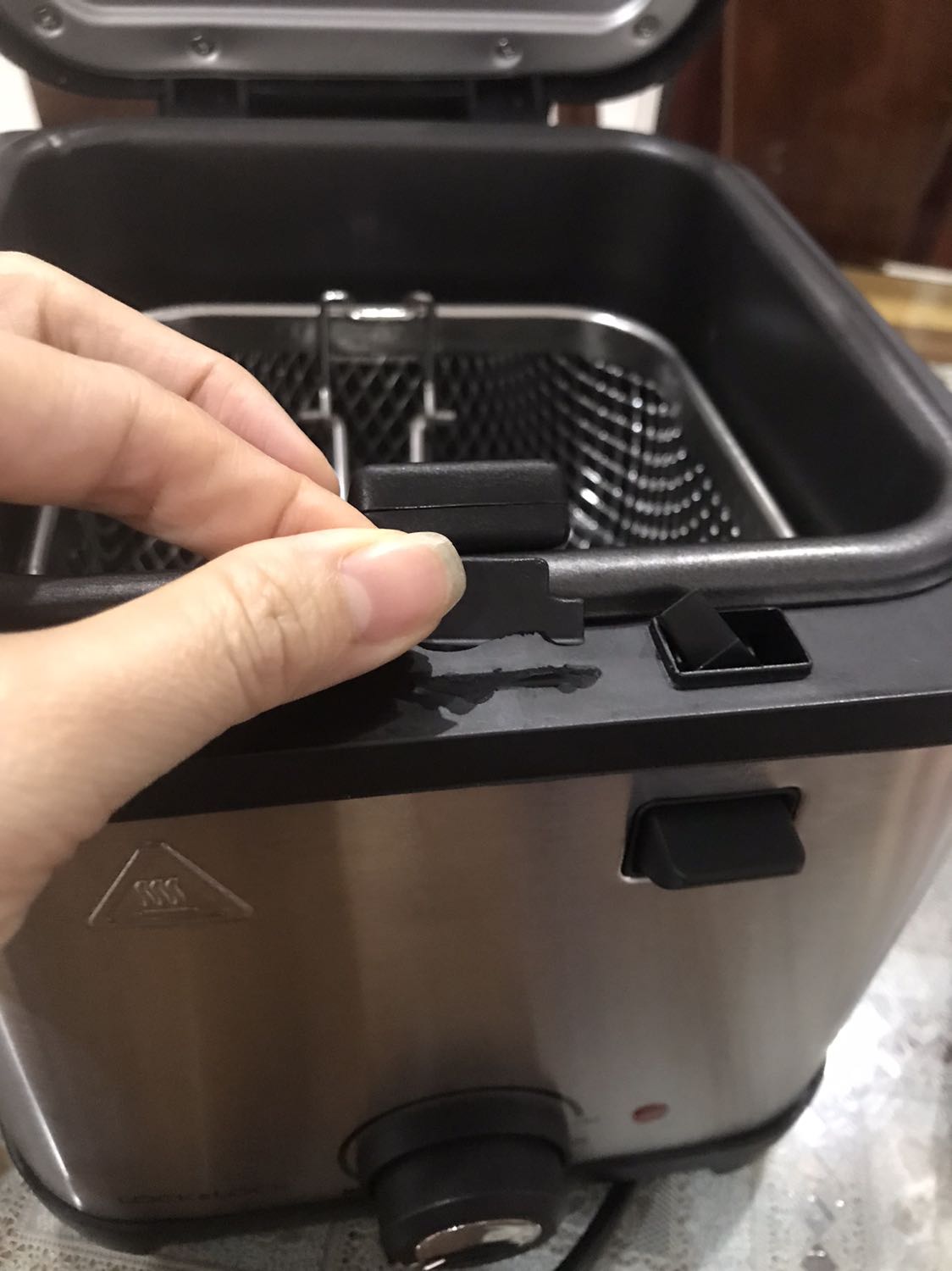 Khi nhận nồi mở ra thì thấy 2 chốt ở nắp nồi bị gãy,thiết kế của 2 chốt này rất dở kiểu như hàng rẻ tiền .Mình đã tin tưởng rằng lock and lock là 1 thương hiệu uy tín thì sản phẩm phải tốt và chắc chắn ,nhìn cái chốt và chất liệu nhựa mà buồn k tả được